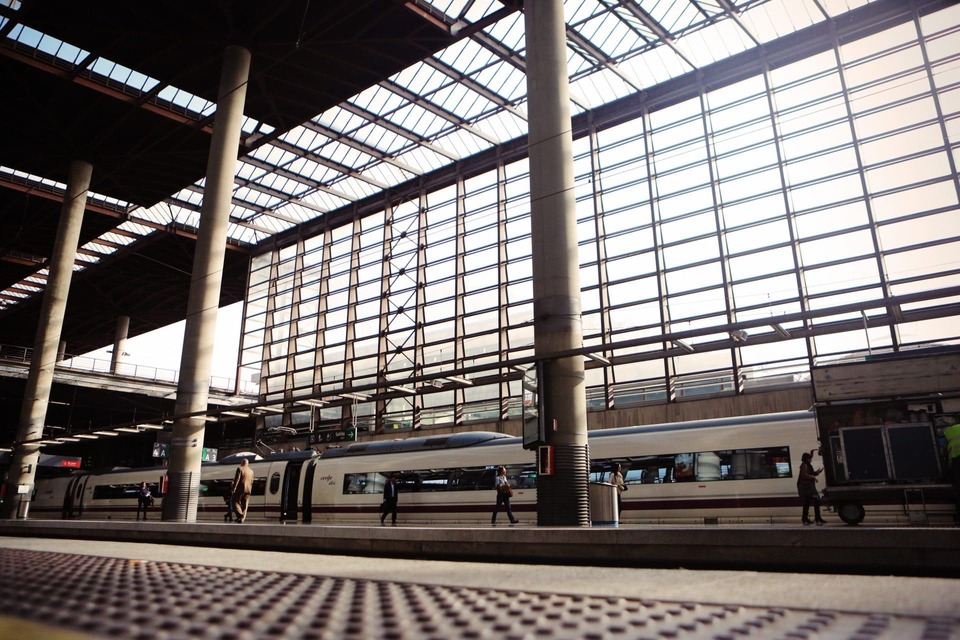 RS38834_2014-08-life-of-pix-free-stock-photos-train-railway-station-passenger-traveler-e1494929760572